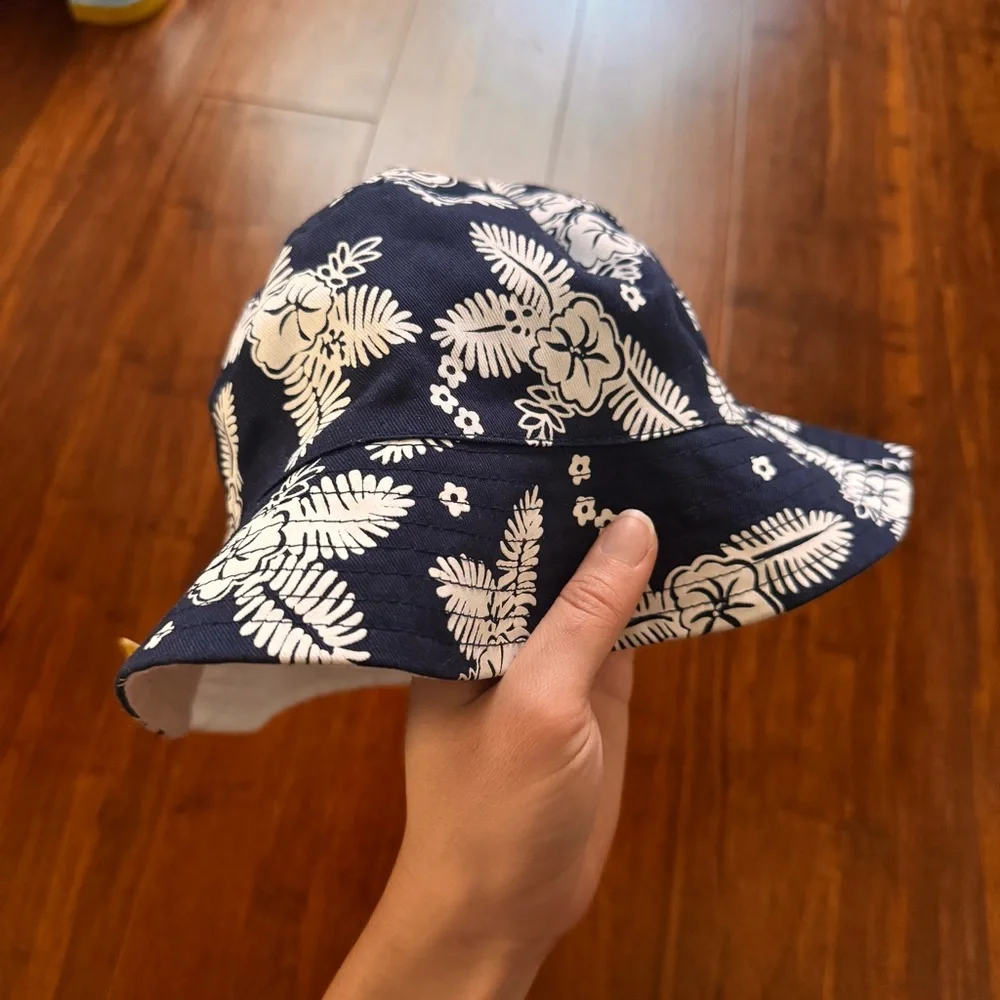 NWT Hawaiian Print Reversible 100% Cotton Bucket Hat Navy White Floral Beach